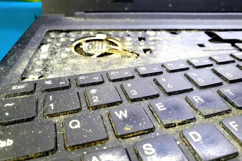 Czyszczenie wnętrza laptopa Acer