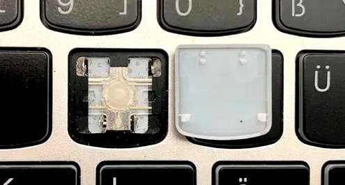Jak prawidłowo włożyć klawisz w laptopie Lenovo?